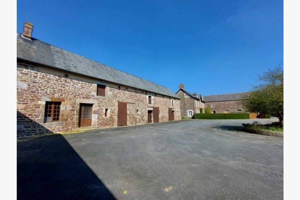 Manoir avec dépendances et 9 hectares - 164469_14.jpg