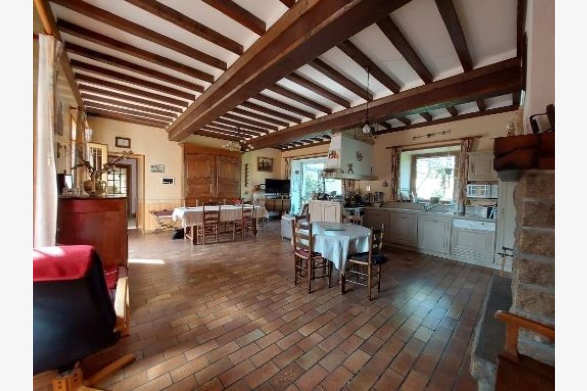 Manoir avec dépendances et 9 hectares - 164469_2.jpg