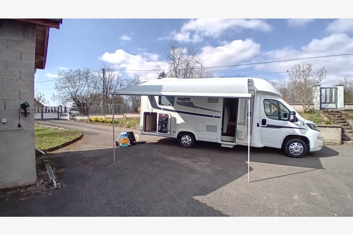 Photo 1 Camping Car Pilote P 706 C Essentiel Fiat Ducato 35 L 2.3 l Mjet 130