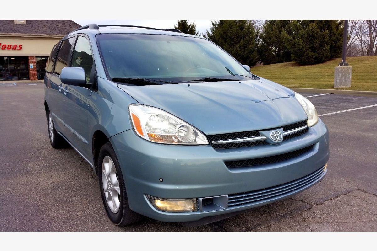 Photo 1 Toyota Sienna XLE Limited