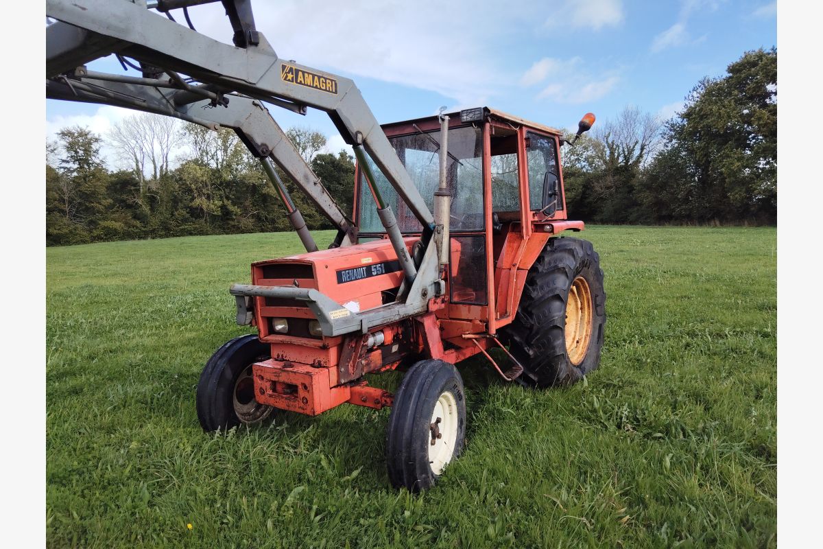 Photo 1 tracteur renault 551