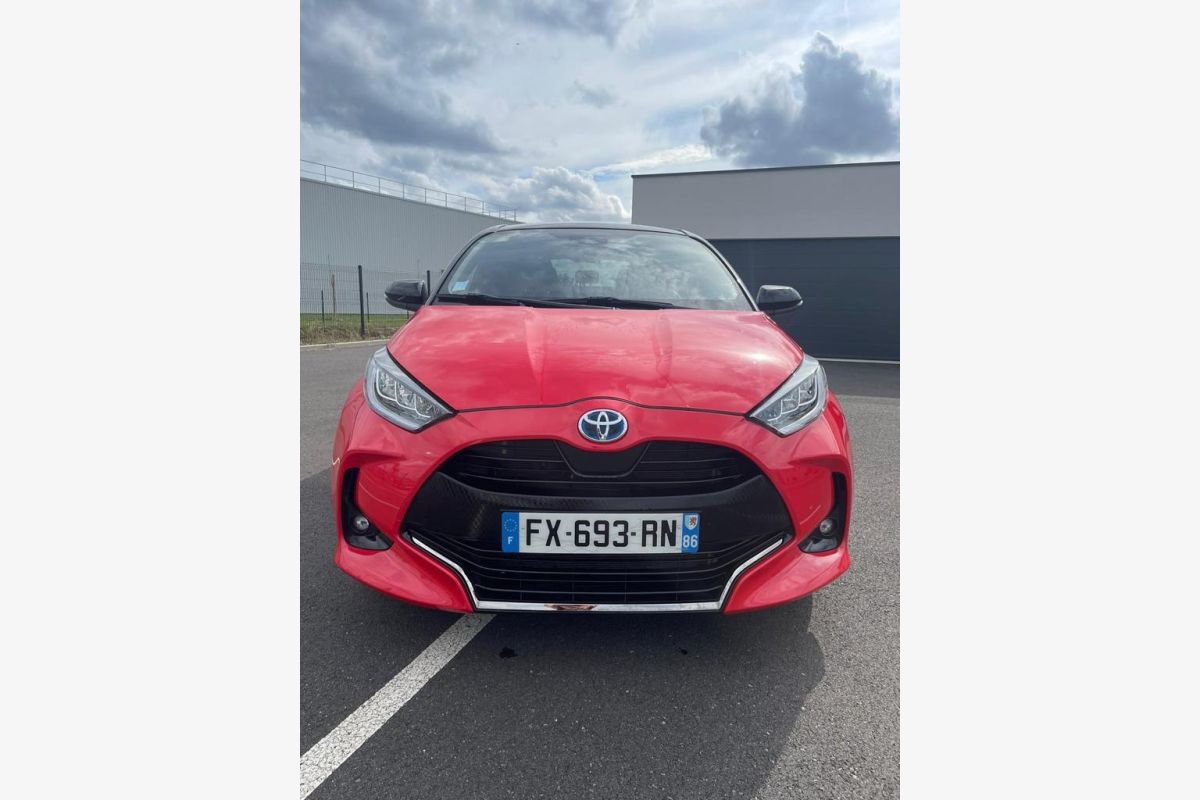 Photo 1 Toyota Yaris IV Première 2021 en très bon état