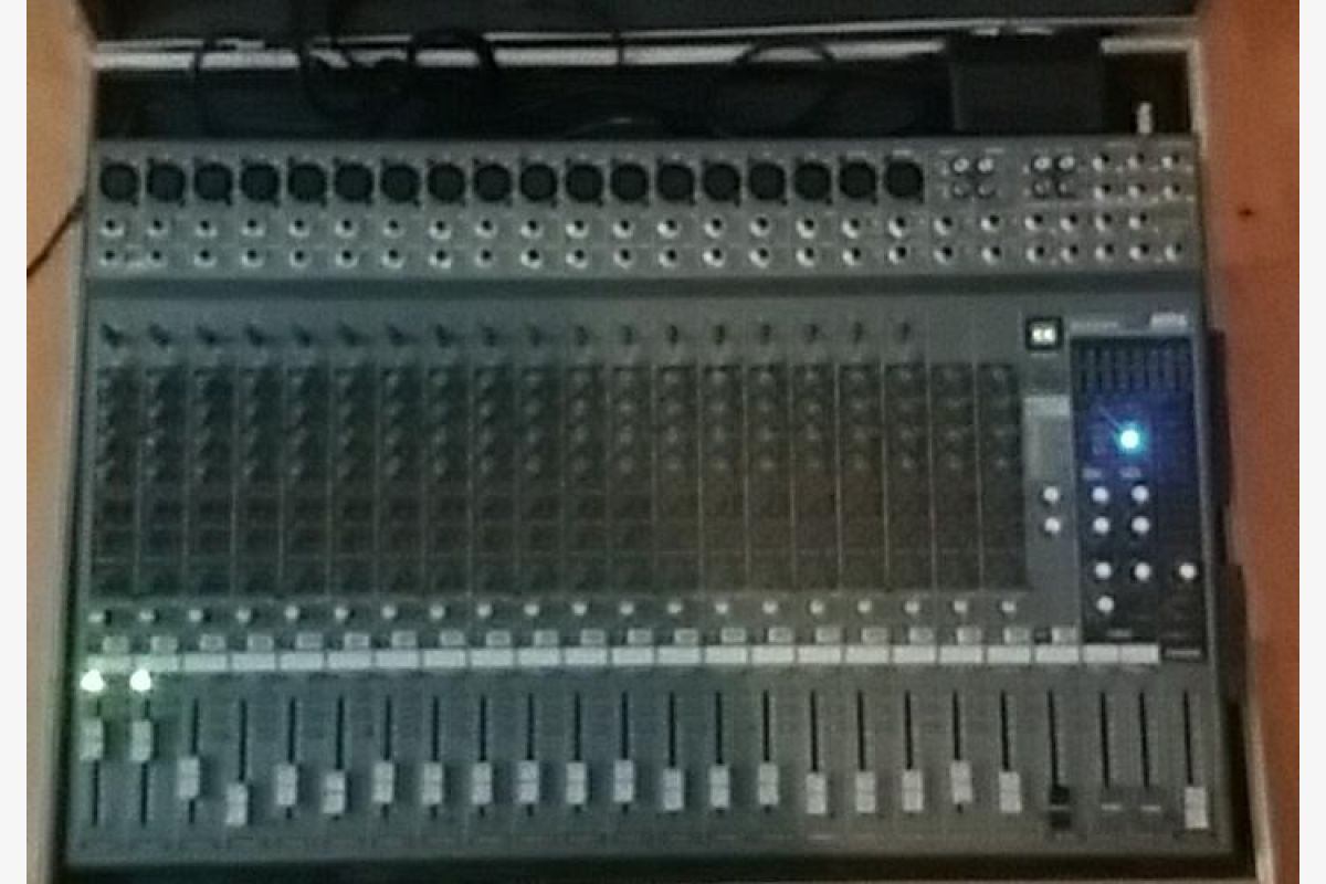 Table de mixage 24 entrées, et flight case, en parfait état - 168187_278048a986687c68d8f34f4e3d9bcf3d.jpg