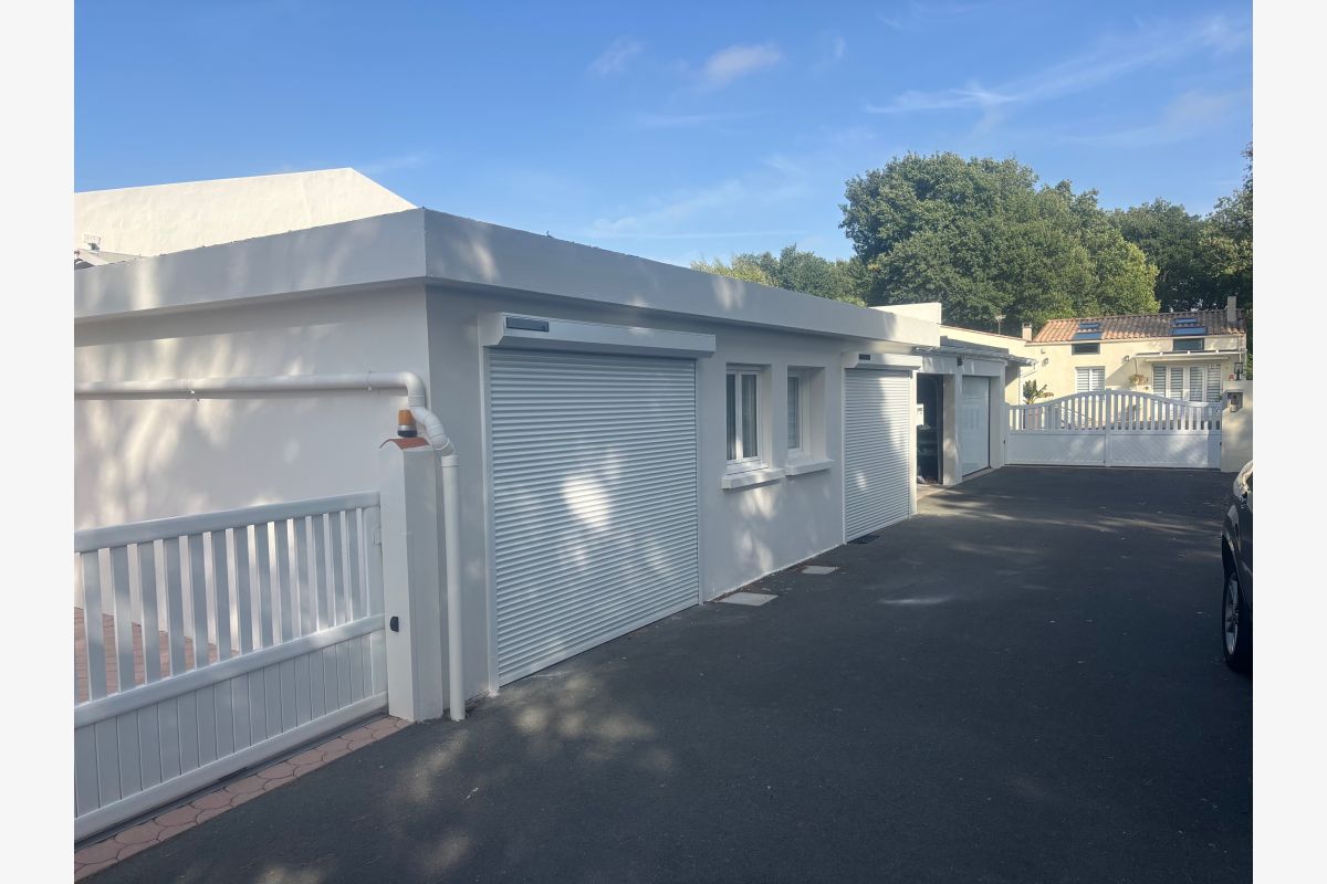 Photo 1      Location Maison Neuve Meublée ROYAN                                                                                                 m2 avec garage 20 m2 et une très grande cave environ 40 m2 (com