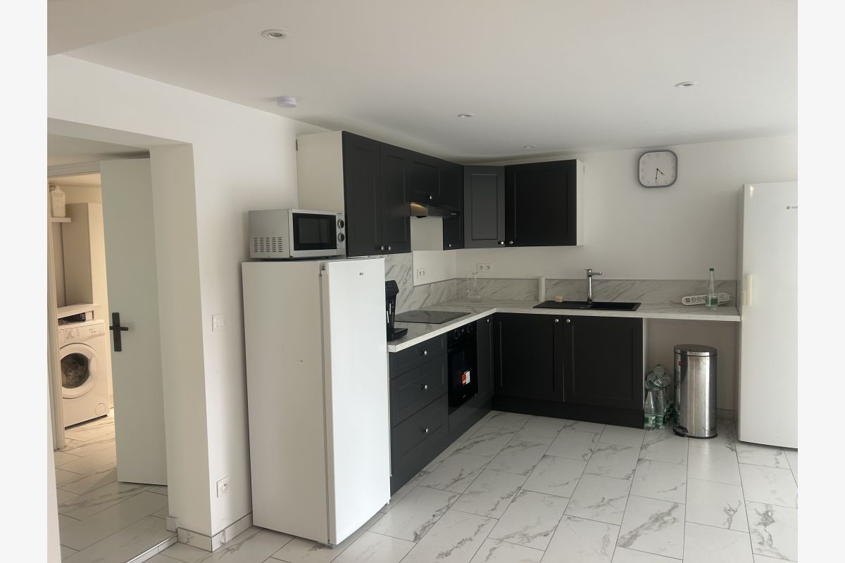      Location Maison Neuve Meublée ROYAN                                                                                                 m2 avec garage 20 m2 et une très grande cave environ 40 m2 (com - 169056_4d327c1ce232a5969a474e541d86e84c.jpg