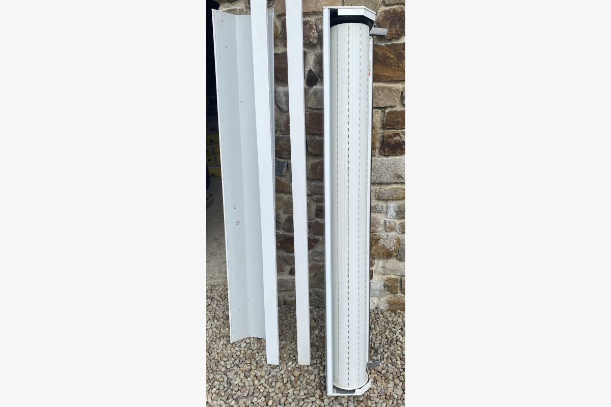 Photo 1 Store enrouleur électrique en alu pour porte-fenêtre