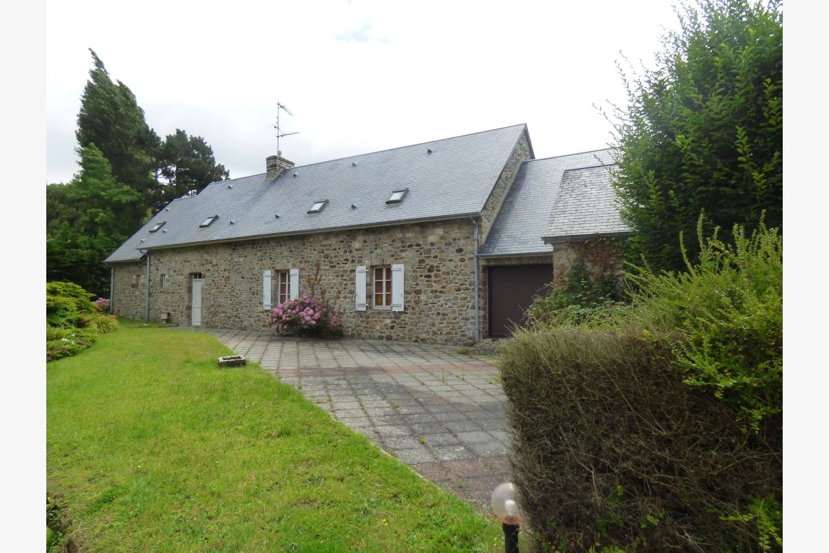 Photo 1 vds maison en pierre sous ardoises de 8 pp, chem., dépend-ga