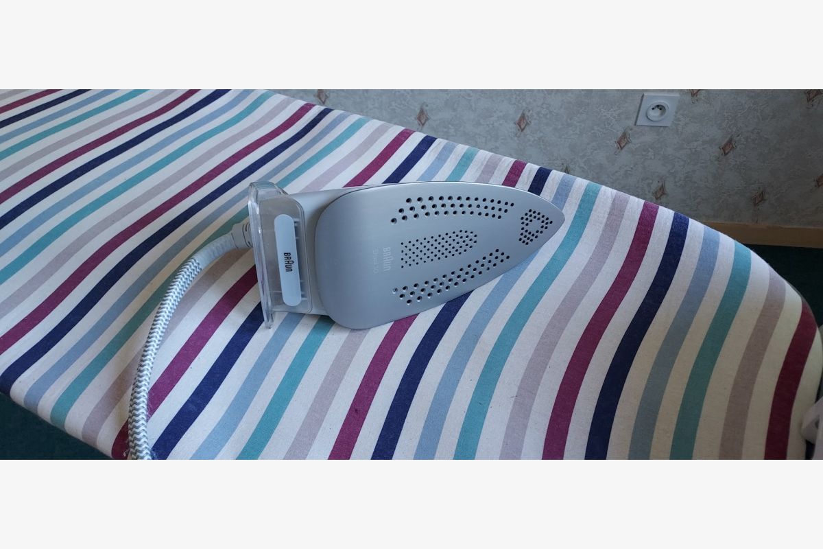 Central vapeur Braun avec housse et planche à repasser - 170864_aca507a647235eb9c8c037f54f09a927.jpg