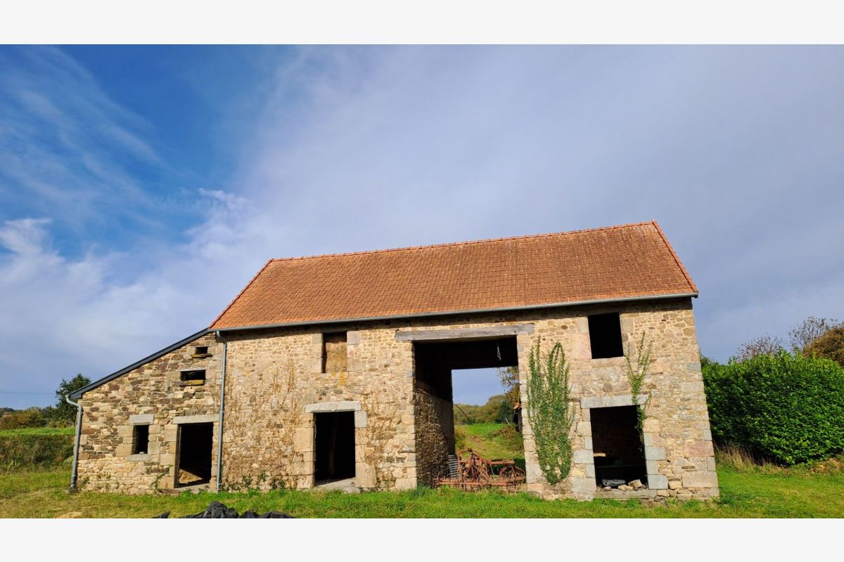 Photo 1 Bâtiment agricole + maison à rénover