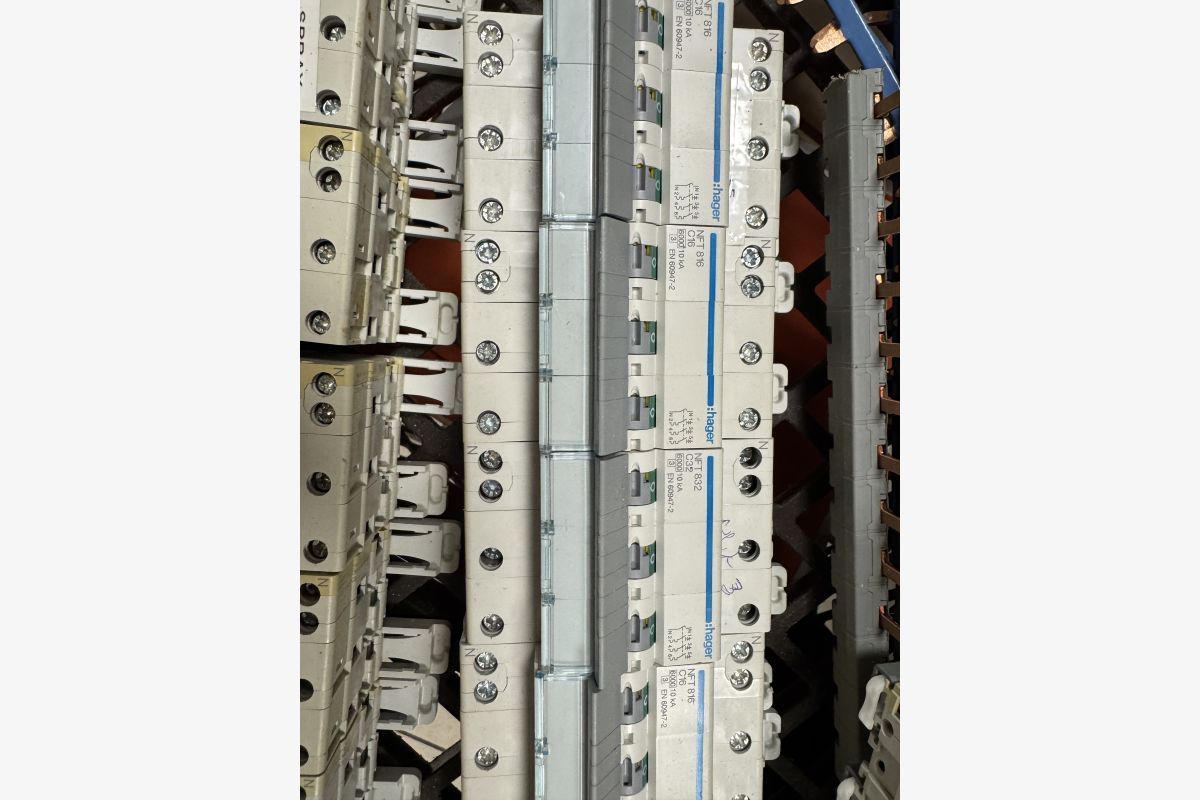 Photo 1 Disjoncteurs tetrapolaires Hager