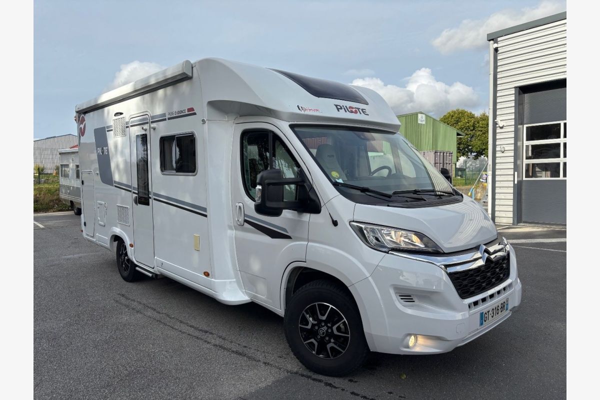 Photo 1 Pilote P696D