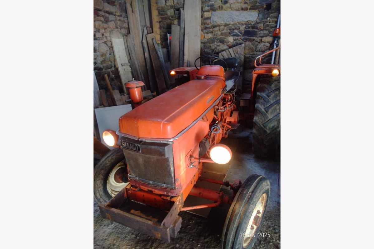 Photo 1 Tracteur Renault Super 6 - 3300 €