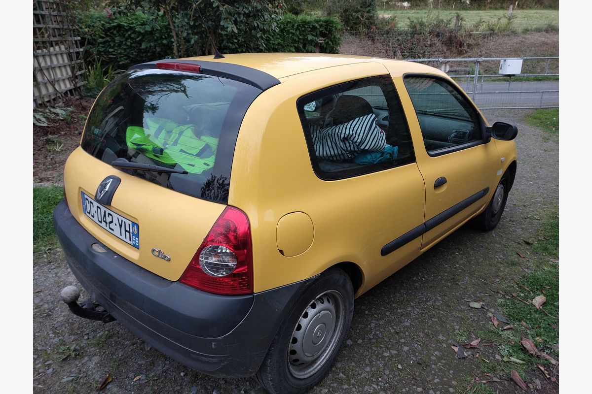 Photo 1 Clio société, 2004, 135000 km