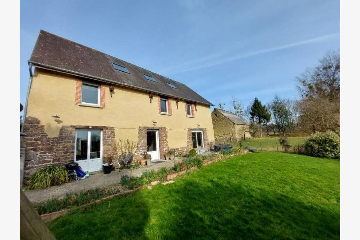 Photo 1 Maison ancienne avec hambre d'hôtes et ses dépendances