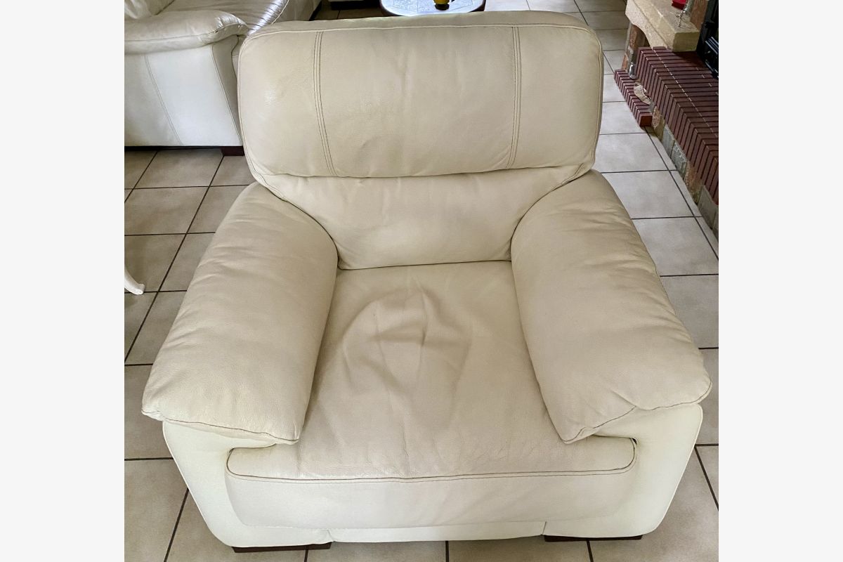 Lot d’un canapé 3 places et 2 fauteuils cuir - 172426_2325044b41473504903a9722822d22c9.jpg