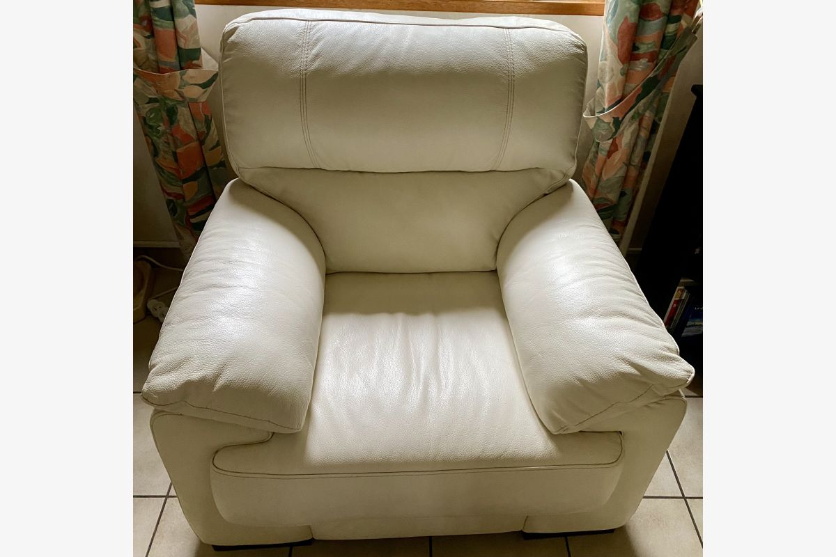 Lot d’un canapé 3 places et 2 fauteuils cuir - 172426_ed42be2bd7aed681c9dee83526552dd2.jpg