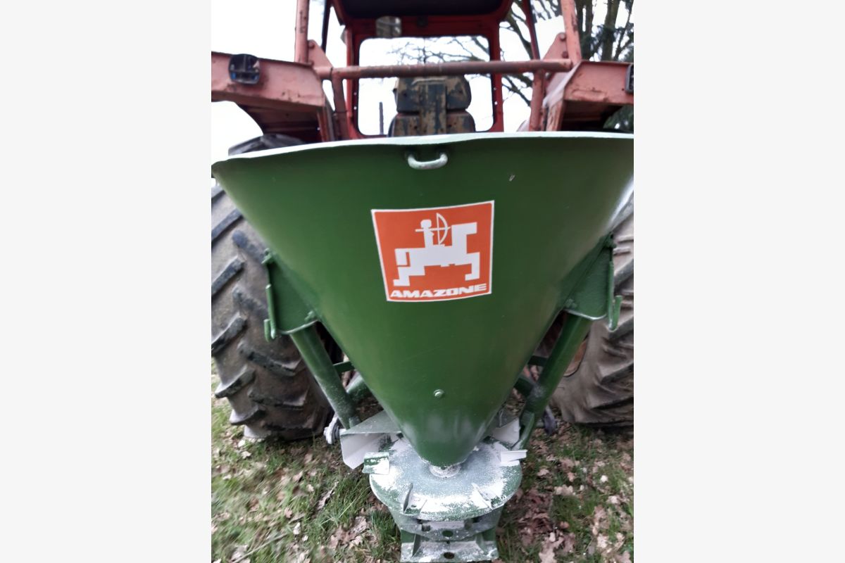 Photo 1 Distributeur d'engrais