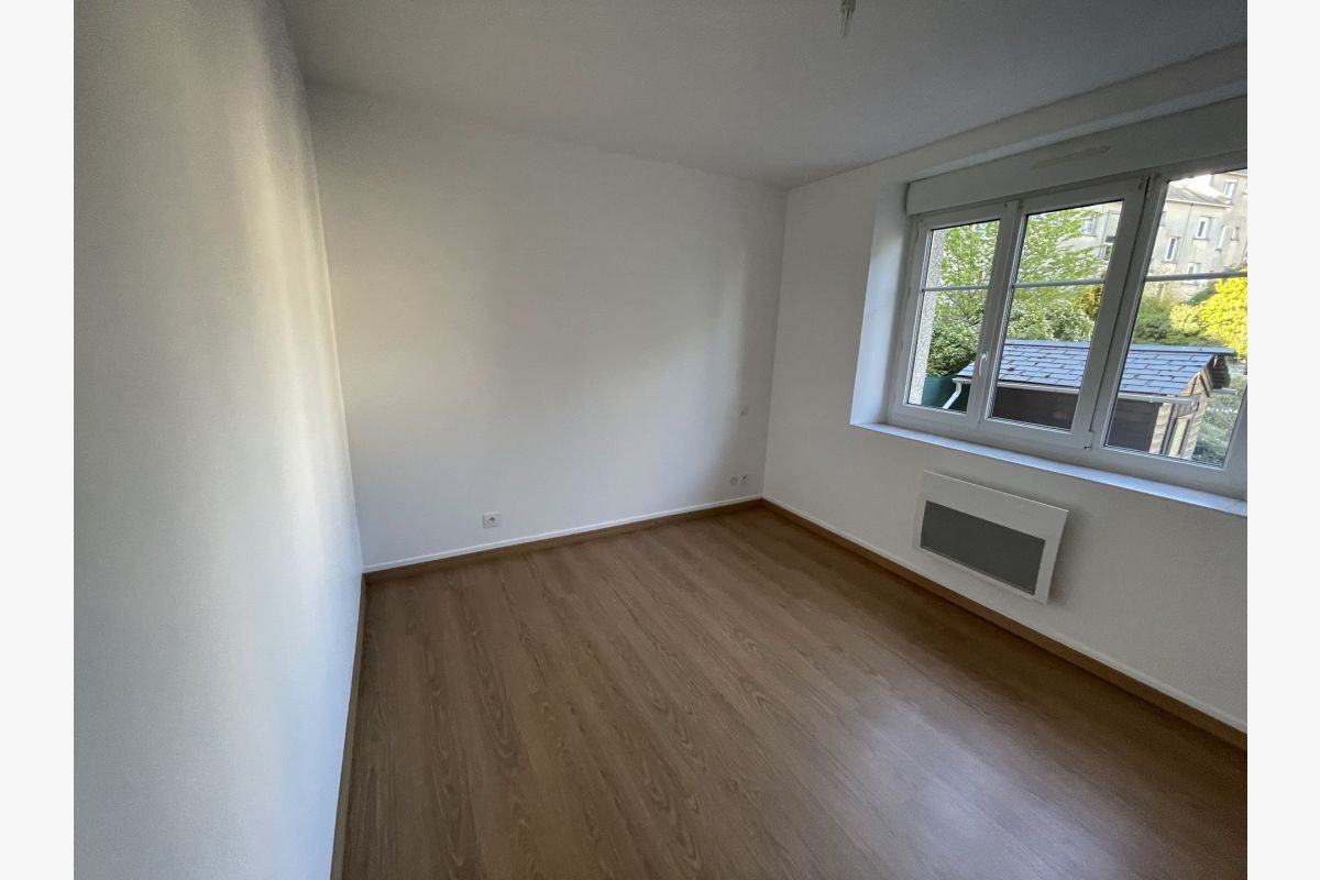 Photo 1 à louer appt refait à neuf, 22 rue Chanoine Creche, au RDC a