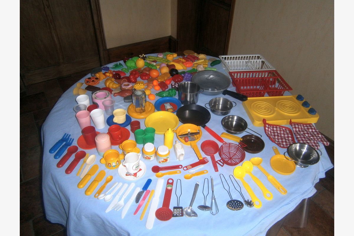 Photo 1 Jouet dinette, 172 pièces Divers ustensiles de cuisine: casseroles, poêles, plaque 2 feux et divers - Divers plats, pots, tasses, verres, couverts et divers 