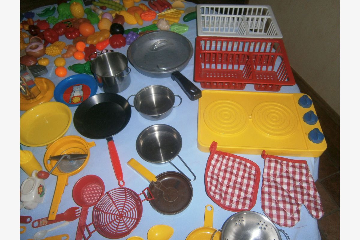 Jouet dinette, 172 pièces Divers ustensiles de cuisine: casseroles, poêles, plaque 2 feux et divers - Divers plats, pots, tasses, verres, couverts et divers  - 173048_952c92515f7d761f22a16a0757ad7f0d.jpg