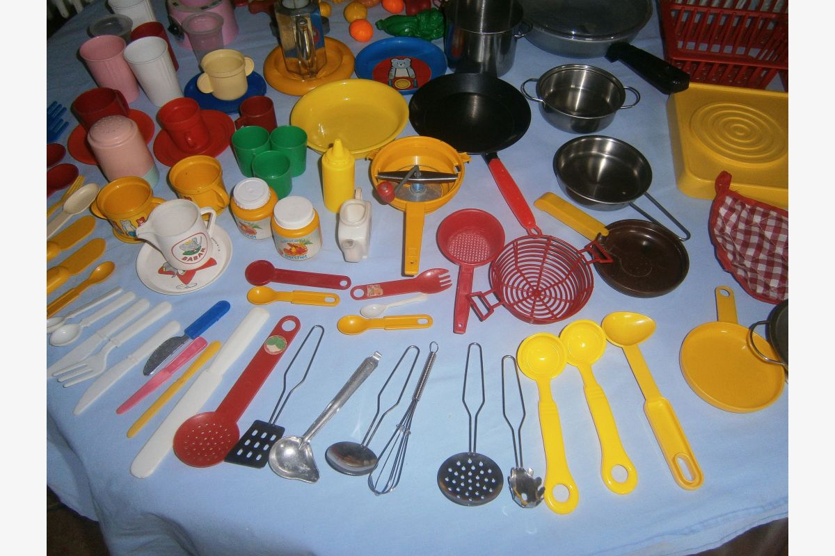 Jouet dinette, 172 pièces Divers ustensiles de cuisine: casseroles, poêles, plaque 2 feux et divers - Divers plats, pots, tasses, verres, couverts et divers  - 173048_9e98a835a08b7bc6710d57f25a009260.jpg