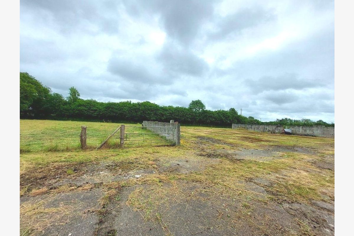 Photo 1 A vendre terrain agricole avec dépendances