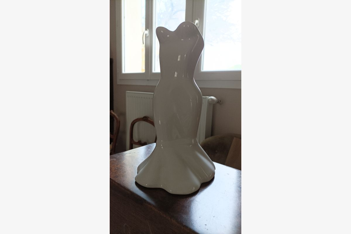 Photo 1 Vase blanc en forme de femme en robe