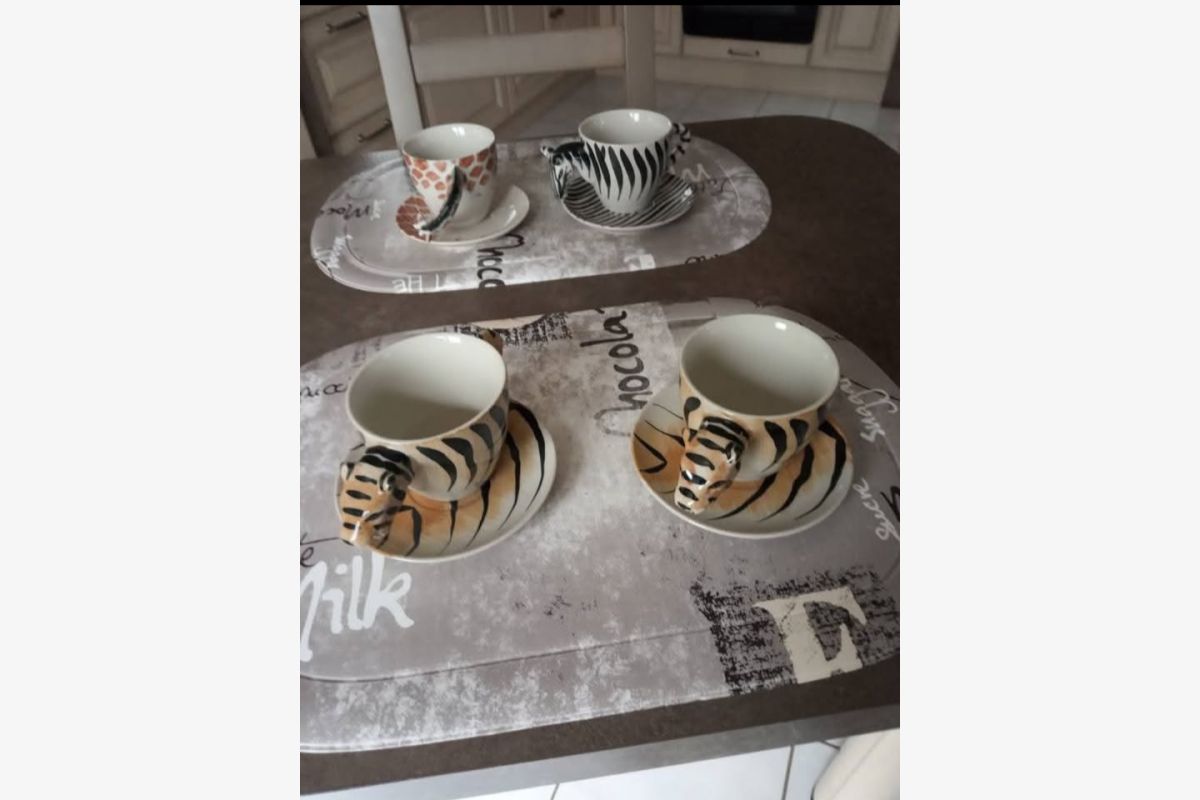 Théière avec 4 tasses  - 174529_302ee92aad618dc1f5486c956658dfdf.jpg