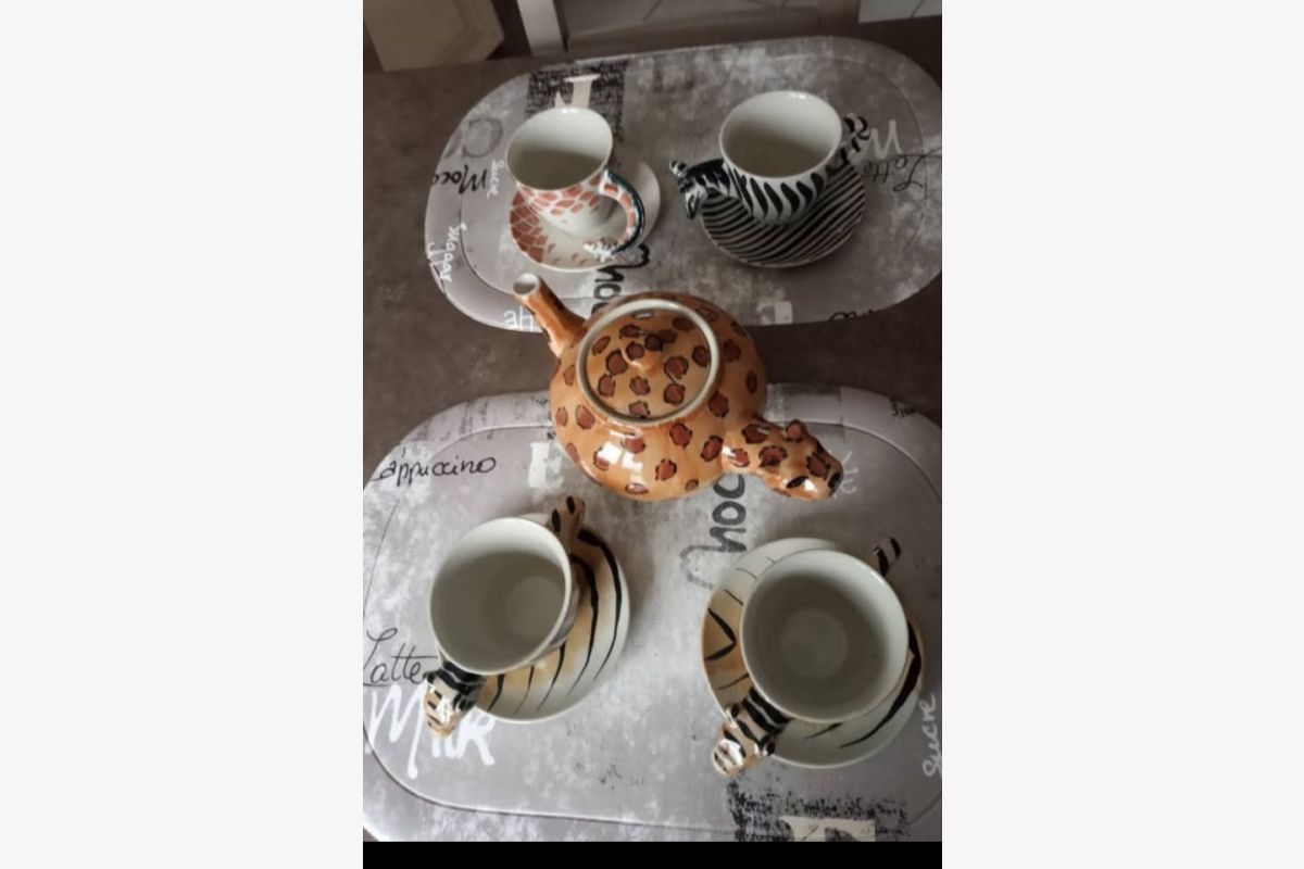 Théière avec 4 tasses  - 174529_a16f521076efc1aae35ce6d69ac4aa28.jpg