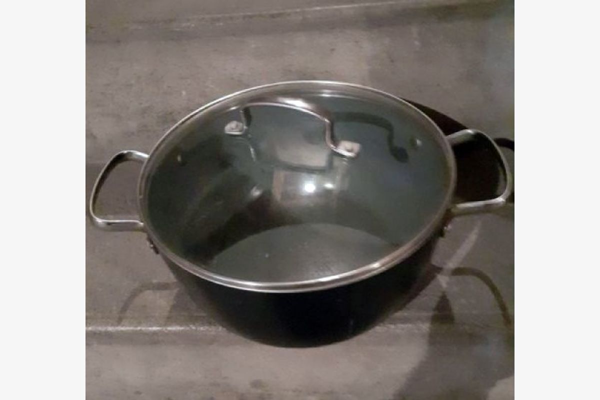 Photo 1 Cocotte en fonte avec son couvercle 