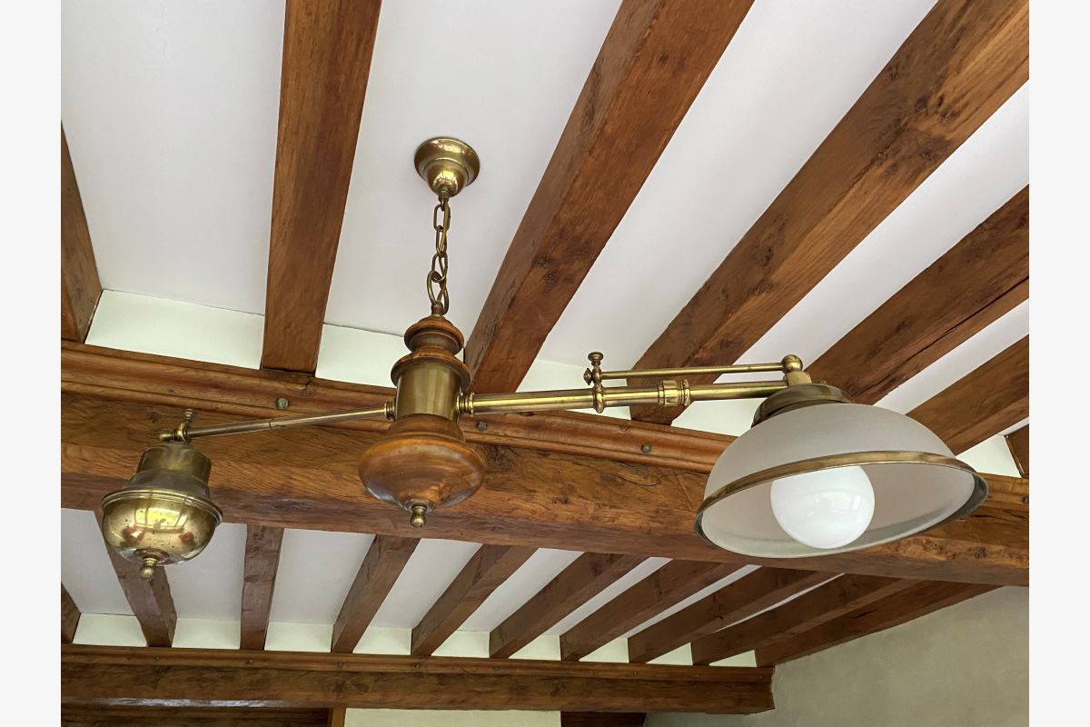 Photo 1 Lustre et aspirateur balai