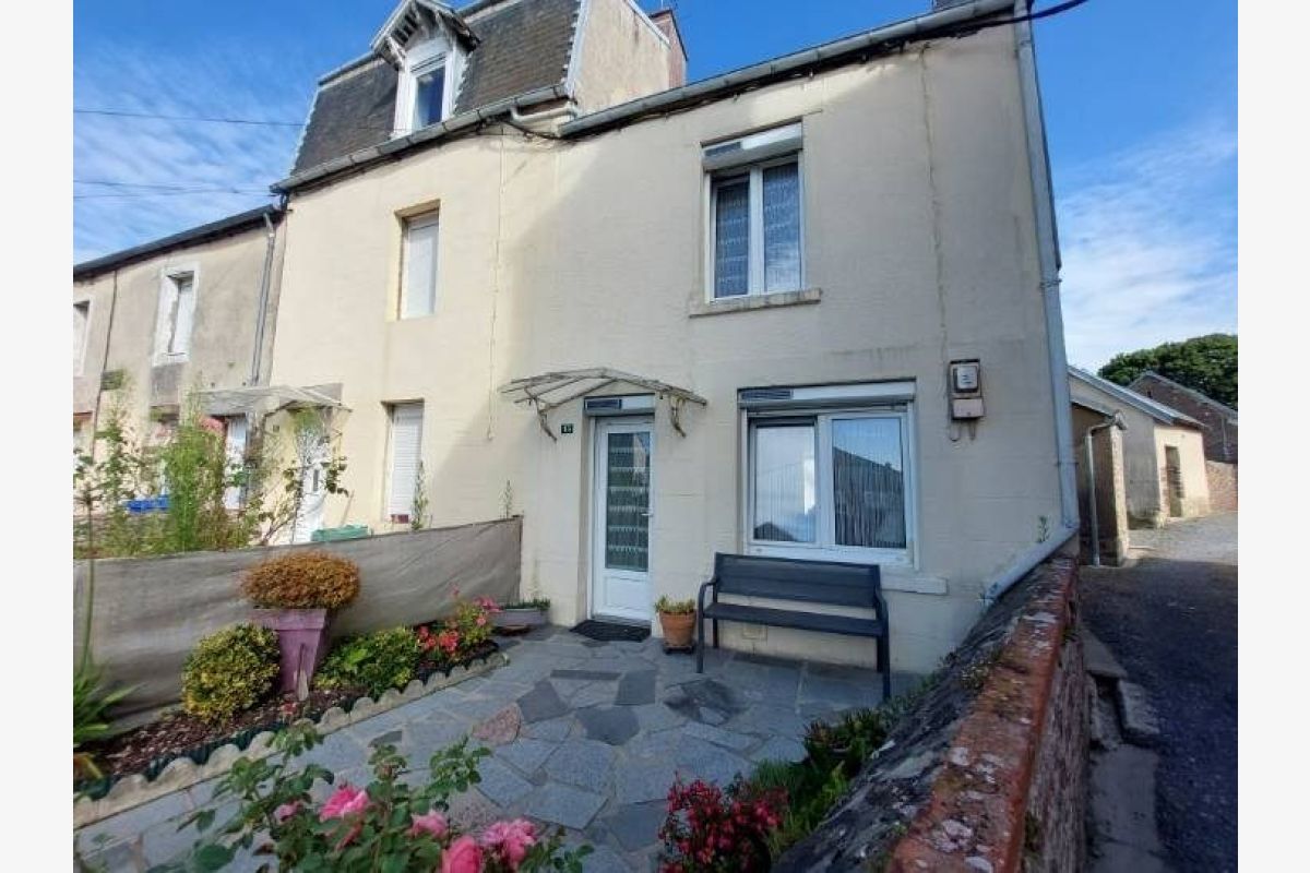 Photo 1 Une maison mitoyenne située dans le bourg