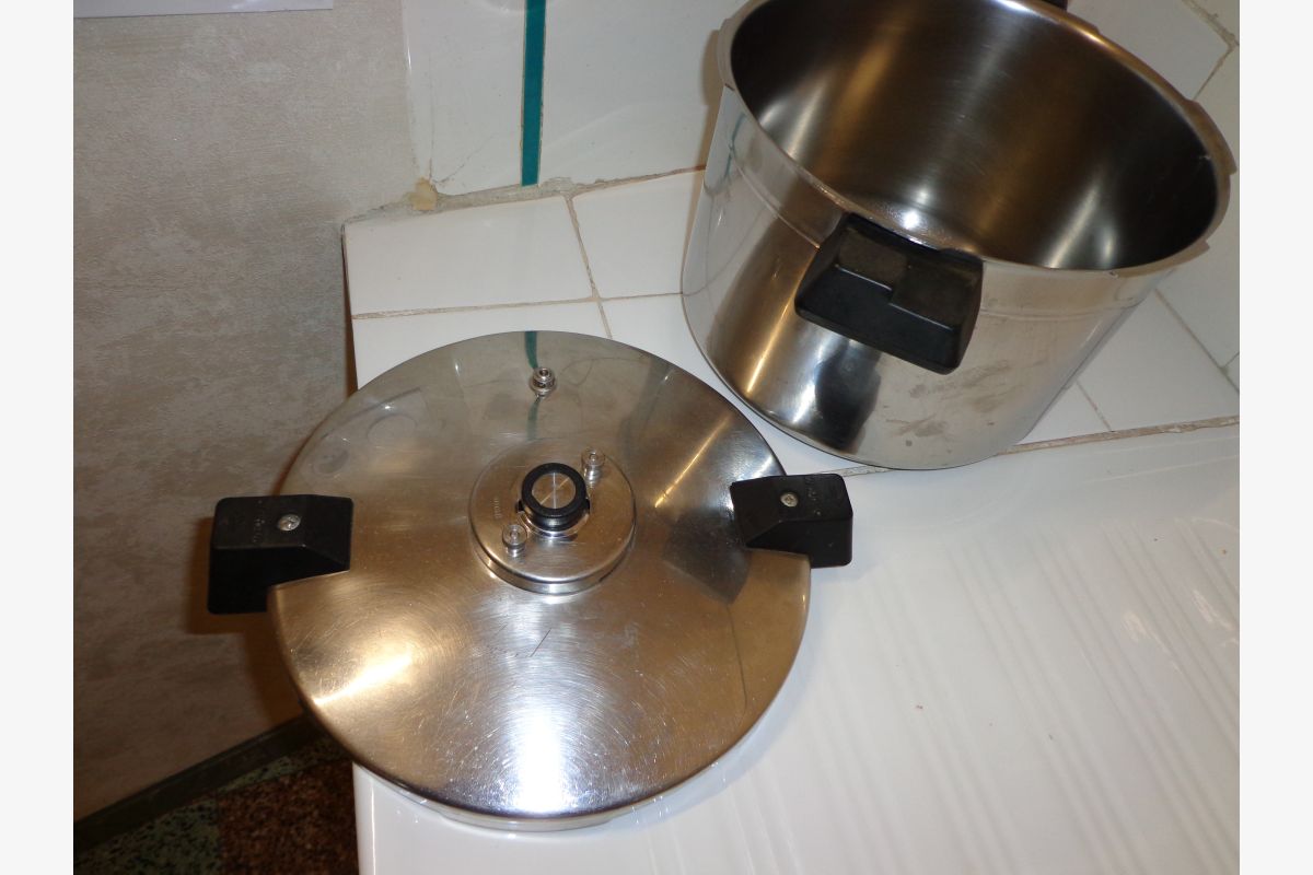 Photo 1 Cocotte huit litres inox