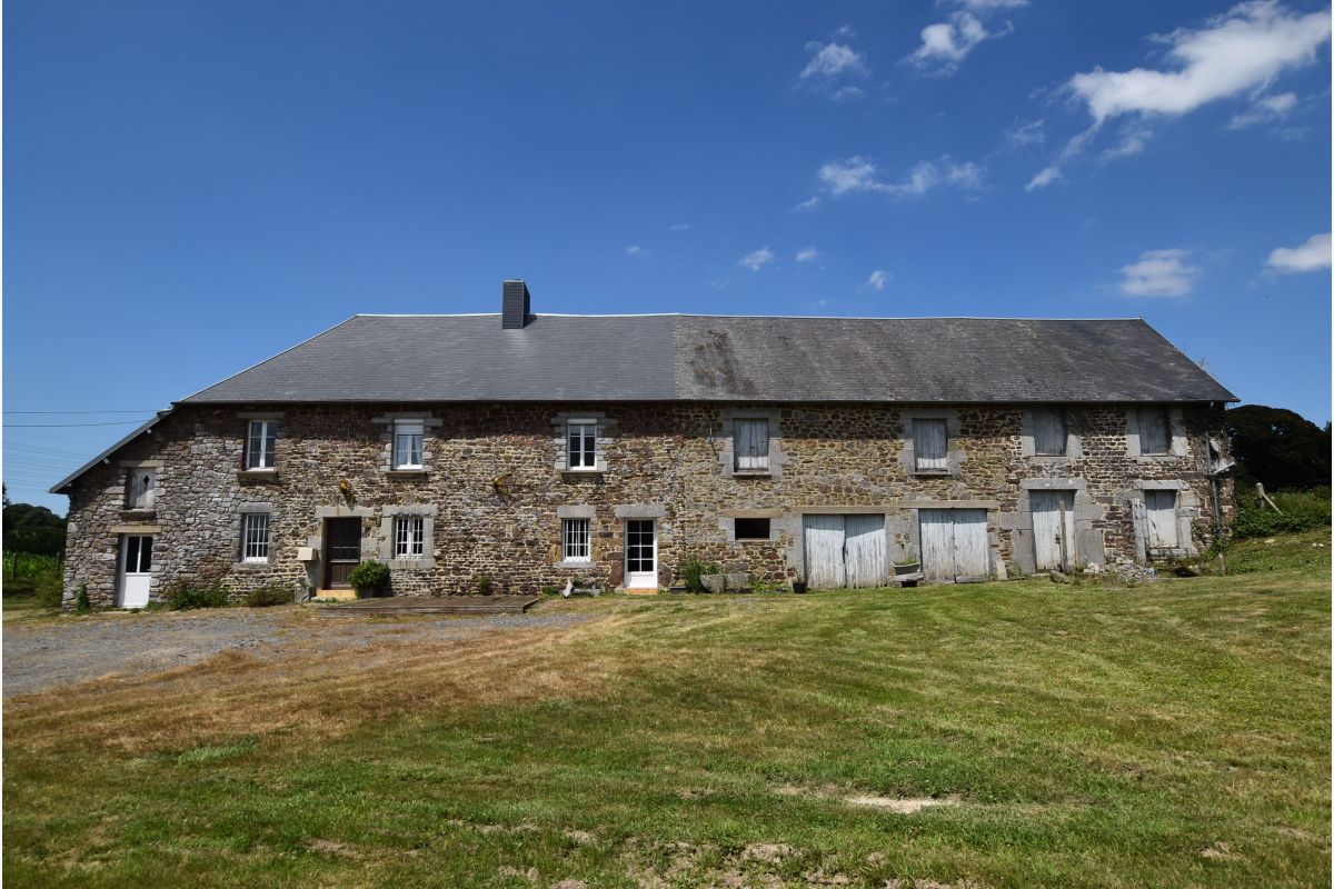 Photo 1 Longère en pierre de 118 m2 comprenant rez de ch.  : s. à m. avec poêle à bois