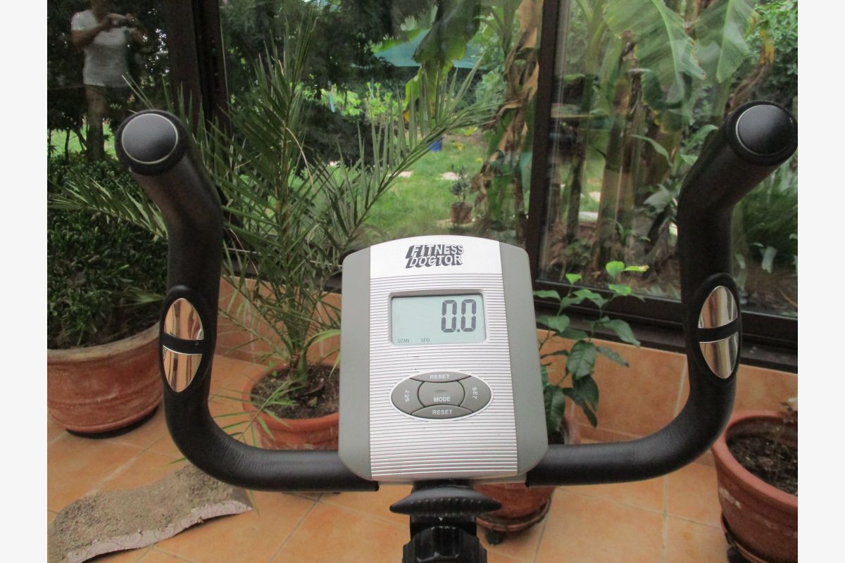 Vélo d'appartement très peu servi - 176271_3e0a3ad4cfc14df398eadb54441b4d44.jpg