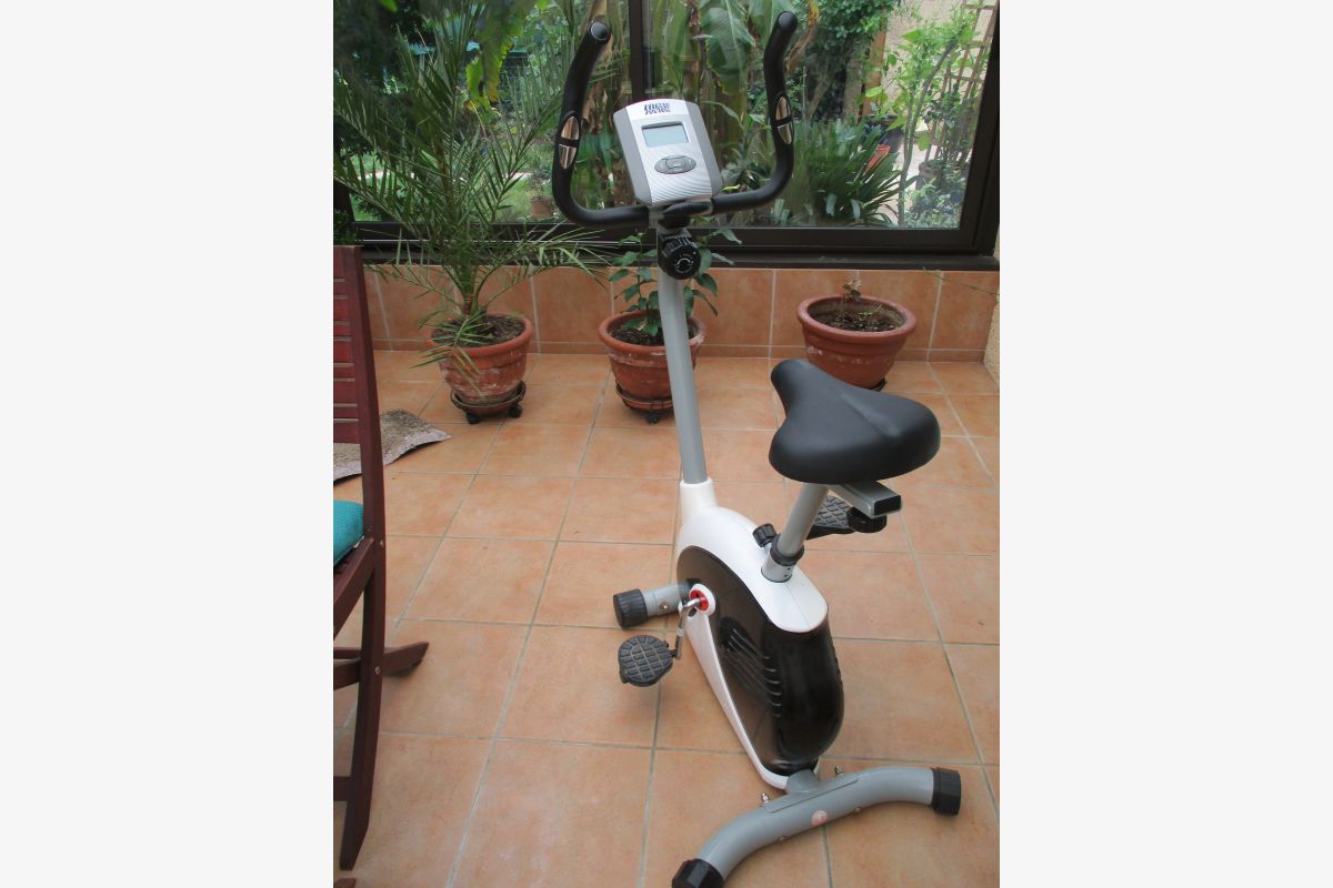 Vélo d'appartement très peu servi - 176271_e758d164a9f6aa9b21fd9c4653a40195.jpg