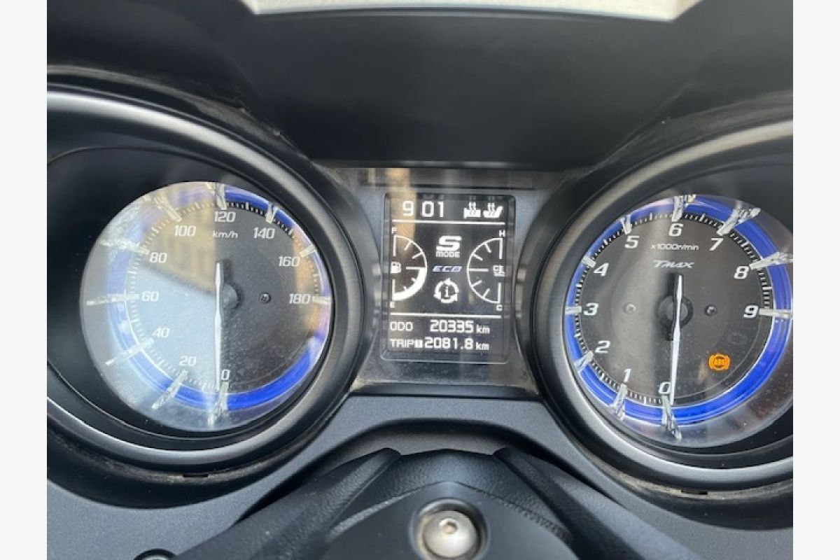 YAMAHA XP T-MAX 560 TECH MAX - 176557_b8e4bc428f62e596d4d48e5ba5bab469.jpg