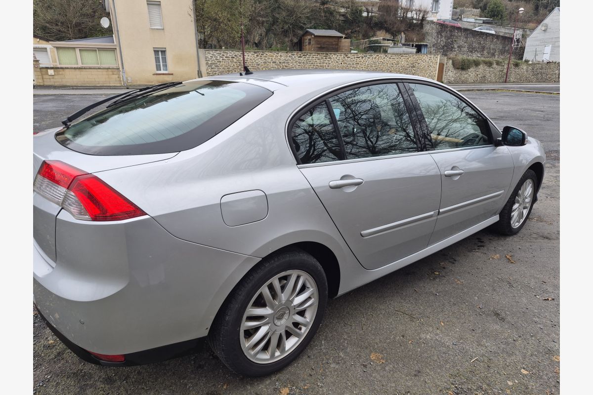 Laguna III 2 l Initiale Paris  - 176595_fc8ec4ca0f0ca3088969be0708fbbf5e.jpg