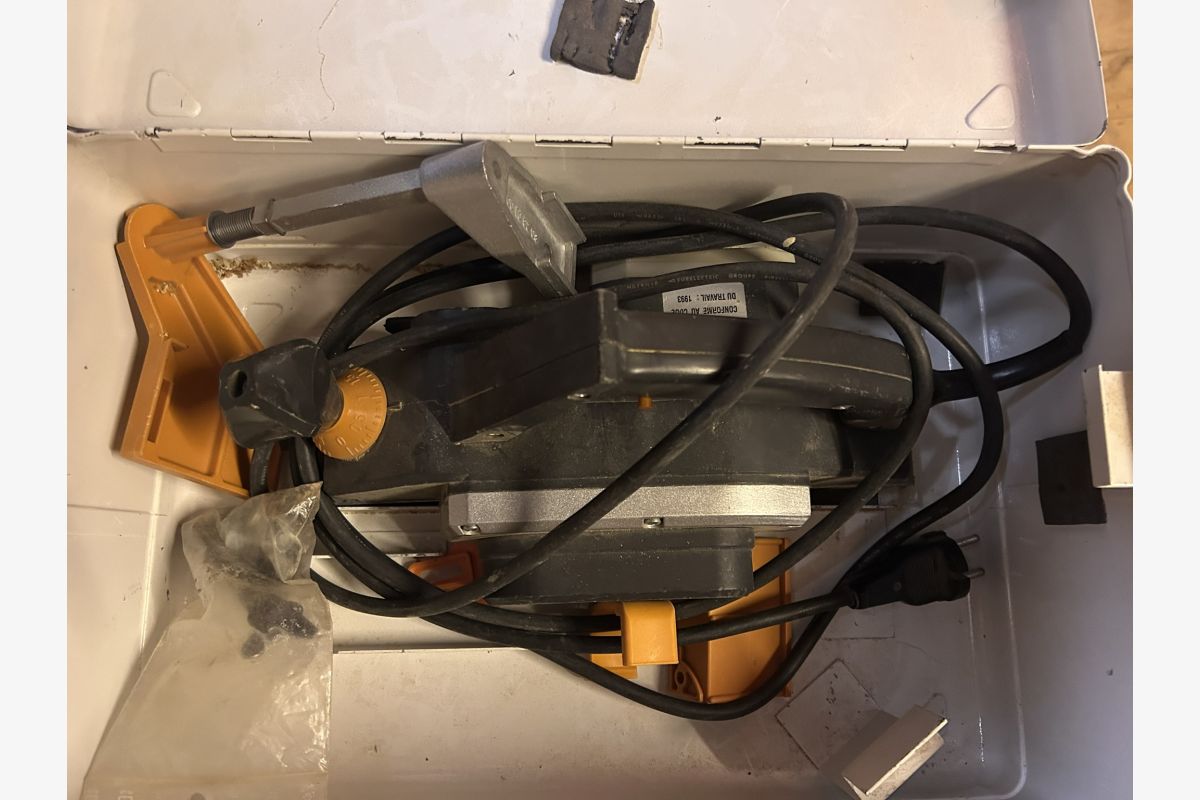 Rabot électrique - 176631_8d35e8b84362301737838f24643d96ed.jpg