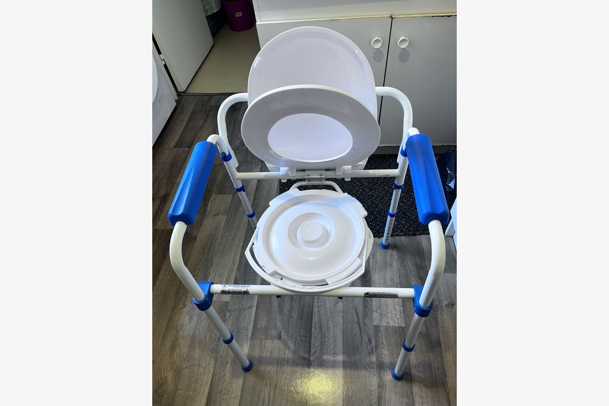 Chaise fauteuil toilette  - 176703_9a3f72facf02757f9cea3d6804cdf895.jpg