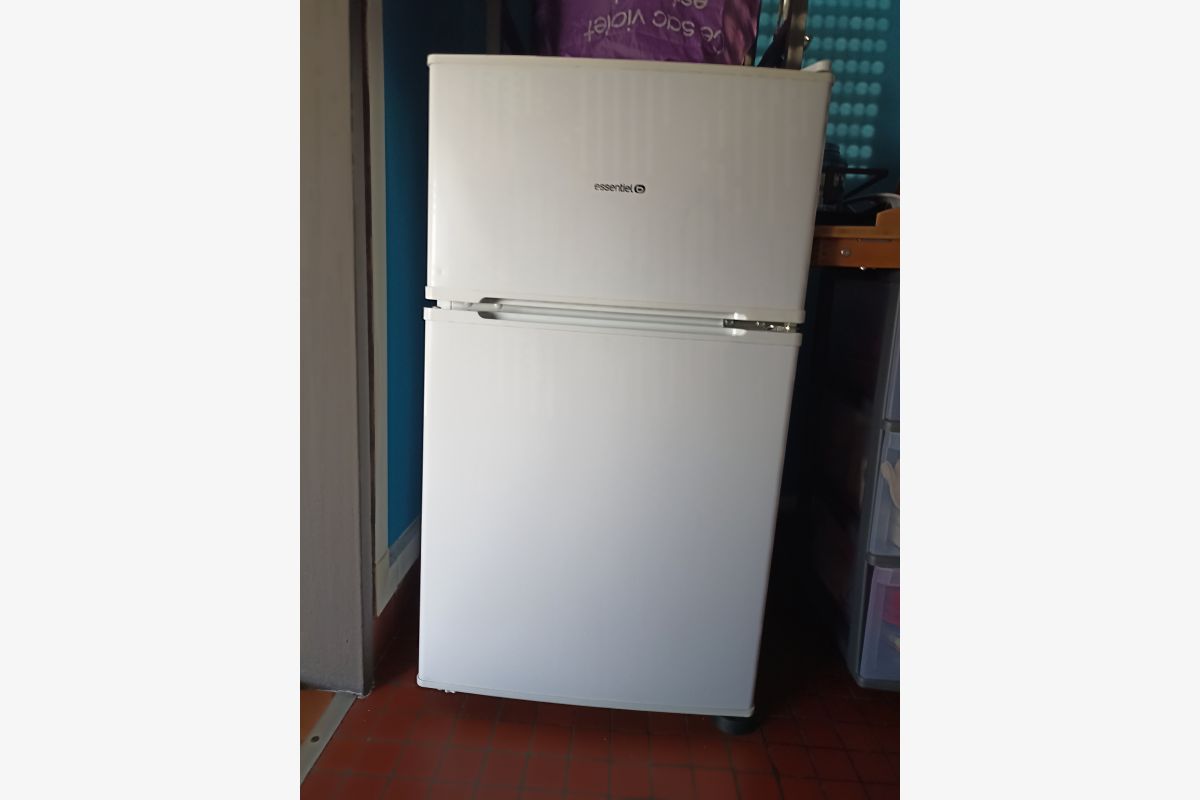 Photo 1 Réfrigérateur congélateur compact essentiel b
