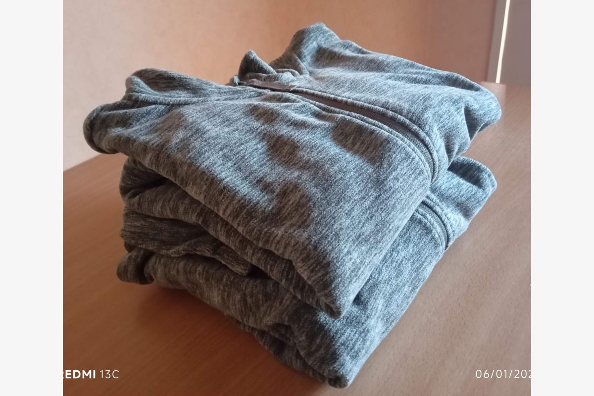 2 gilets polaires fins gris clair  - 177180_43679523583b0e78c981ec7a3b06c10a.jpg