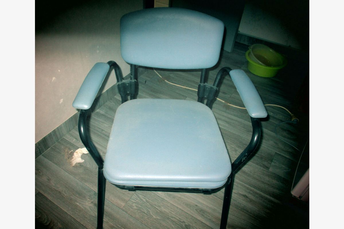 Photo 1 Chaise percée