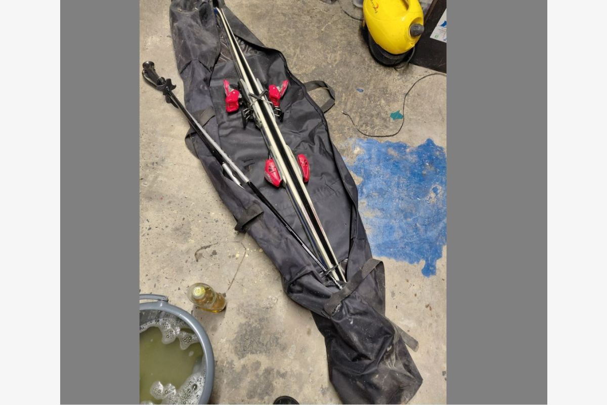 Photo 1 Une paire de skis