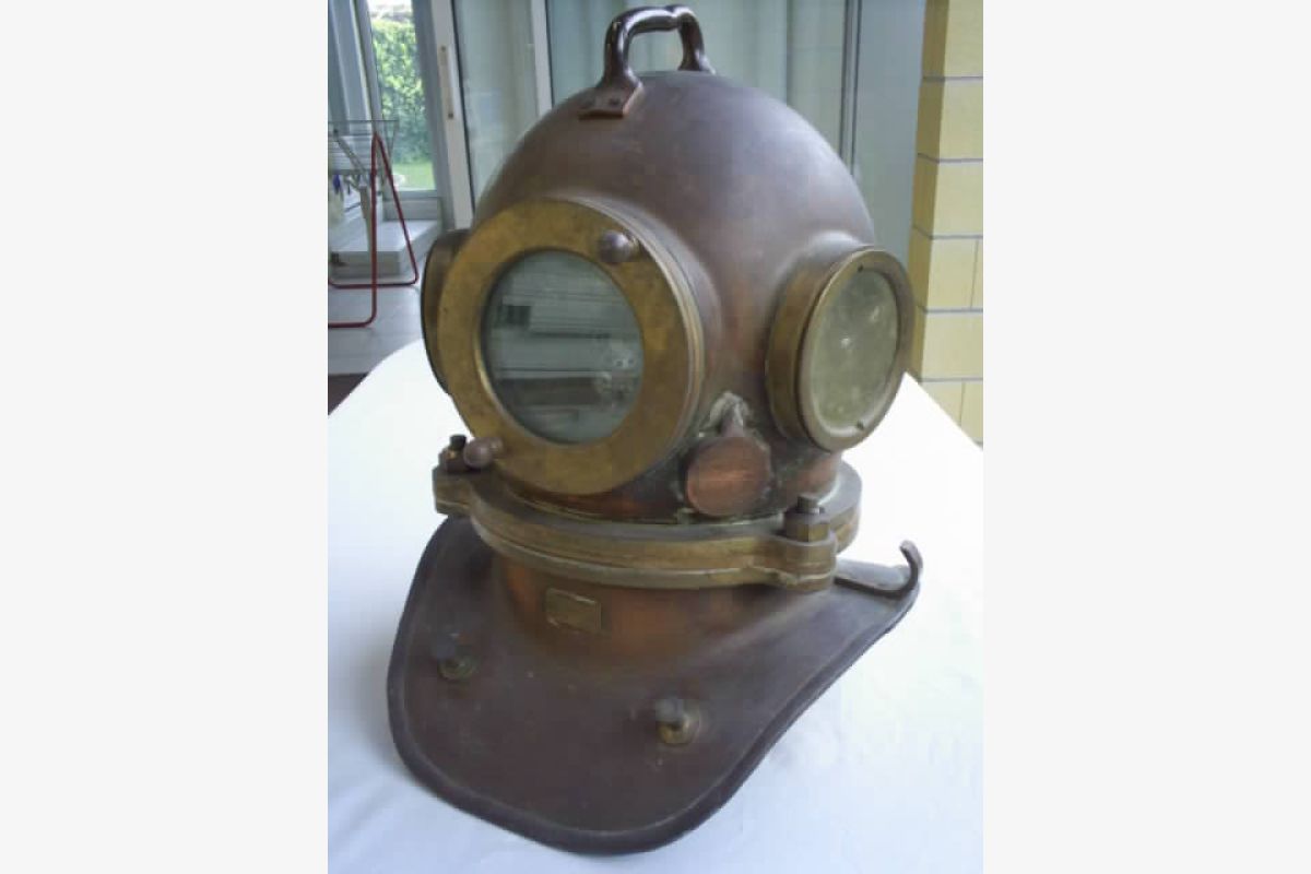 Photo 1 Antiquité de marine, casque et matériel de scaphandrier, plongée vintage