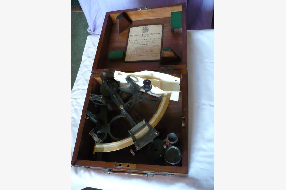 Antiquité de marine, casque et matériel de scaphandrier, plongée vintage - 178583_697a1a18bb465731d4dc40157e7b67bc.jpg