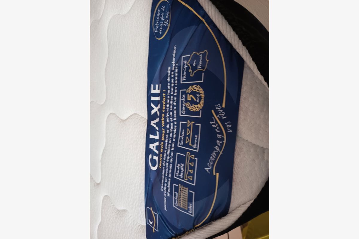 Lit en bois massif  - 179375_2e7812724861e66368f590f56e78b616.jpg