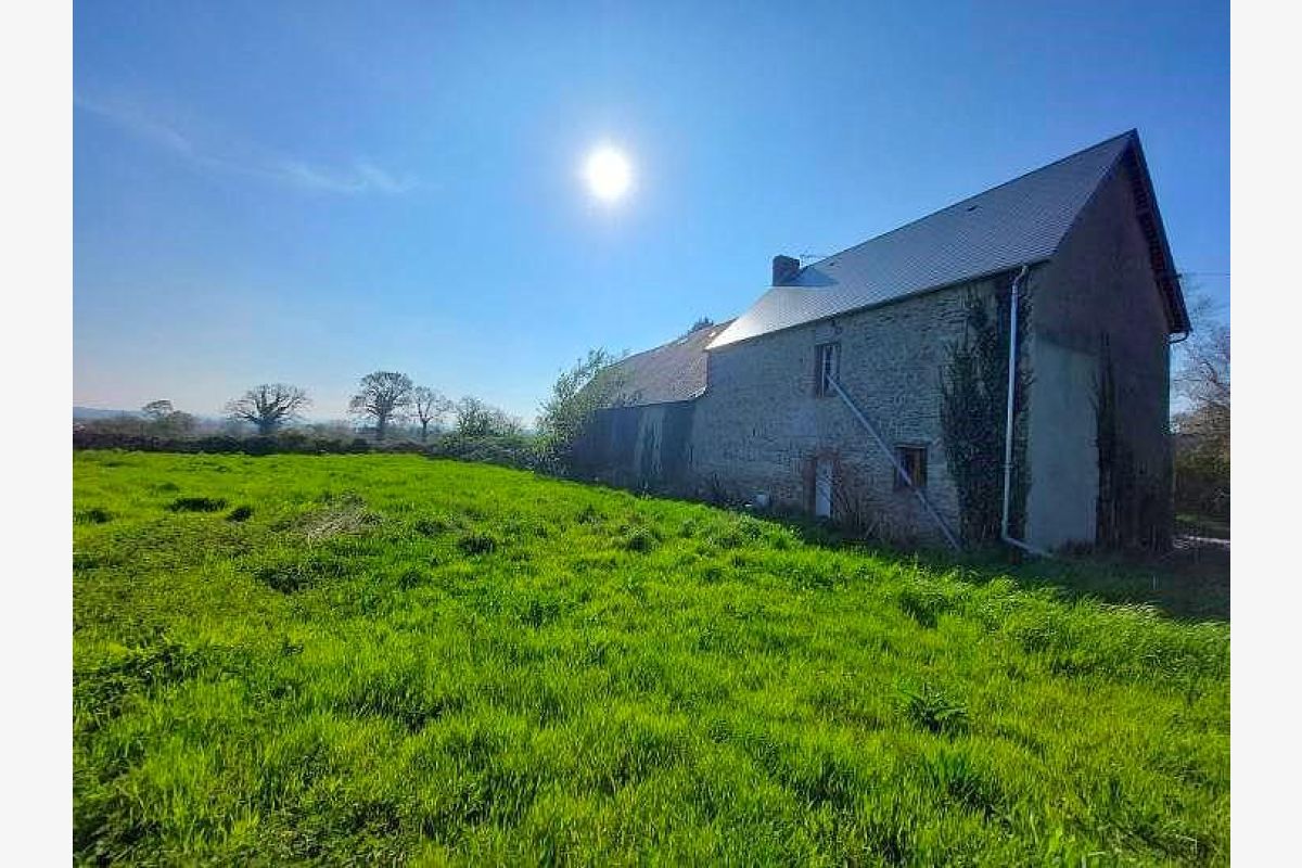 Une maison à rénover sur la commune de Cérences - 179725_1.jpg