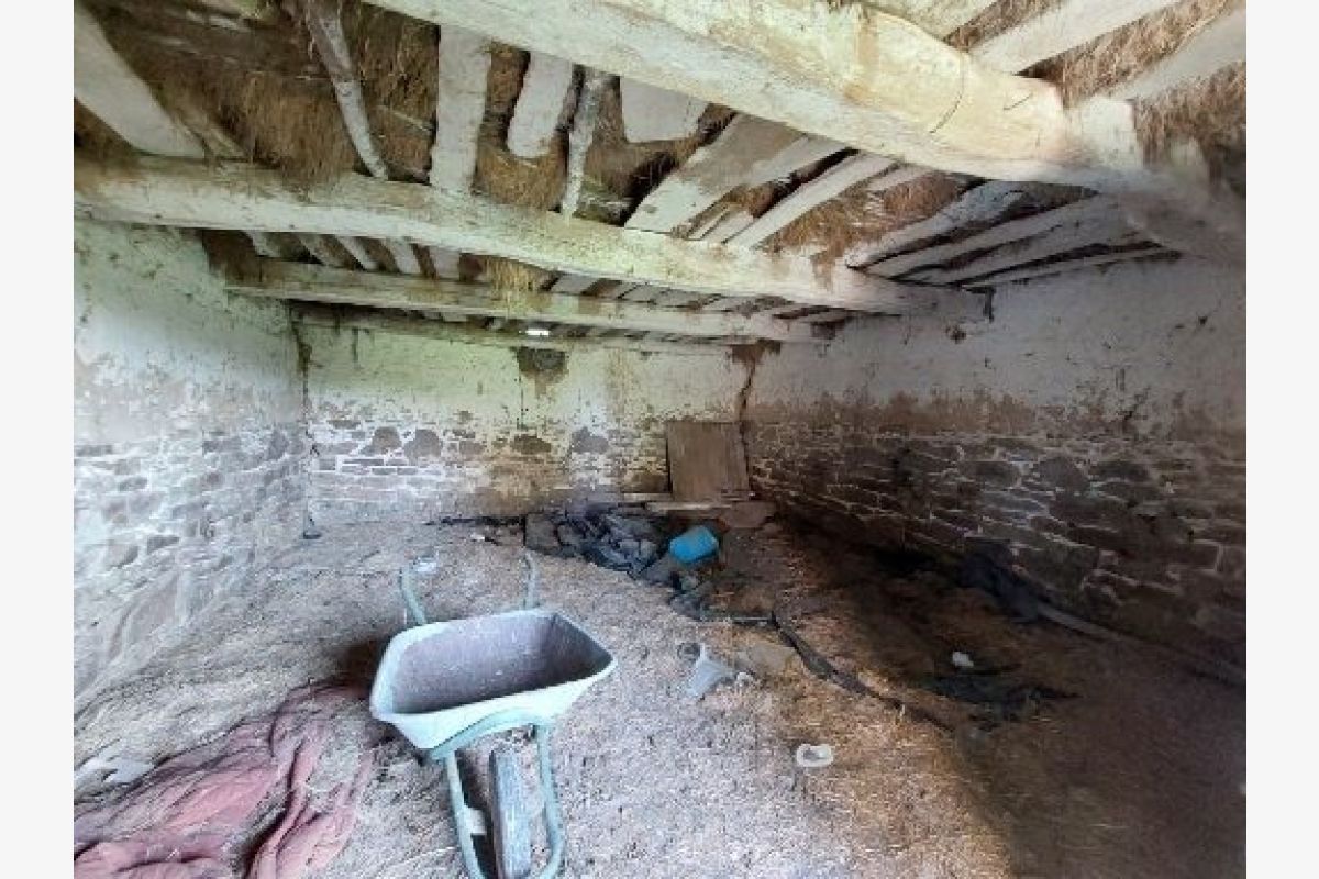 Une maison à rénover sur la commune de Cérences - 179725_12.jpg