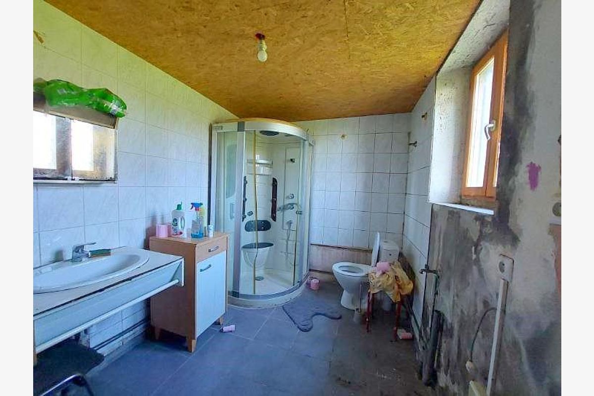 Une maison à rénover sur la commune de Cérences - 179725_6.jpg